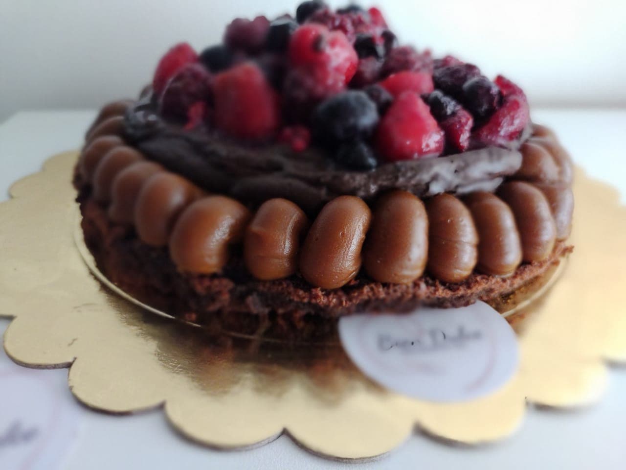 Marquise  con mouse  de chocolate y frutos 